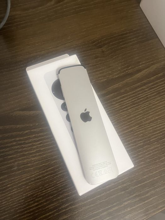 Продавам два медийни плейъра Apple TV – с дистанционни и един кабел