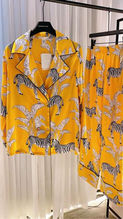 Продам очень красивый новый комплект