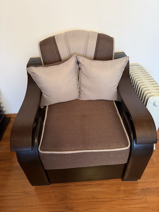 Vând canapea extensibilă + 2 fotolii