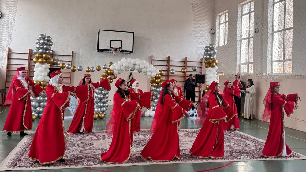 Атласные костюмы на прокат