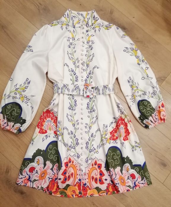 Страхотна рокля с флорални мотиви