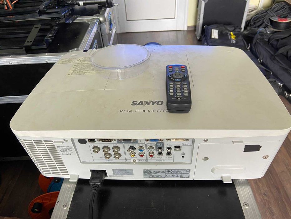 Продавам използван проектор Sanyo PLC-XM150