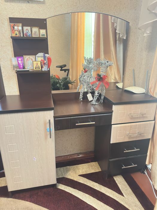 Столик туалетный с зеркалом