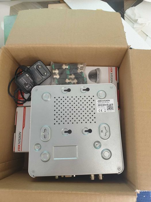 Sistem de supraveghere Hikvision DS-7104HGHI / 4 camere dome NOI!