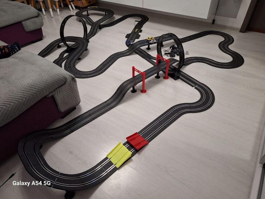 Pista este foarte mare, folosită, dar în stare bună