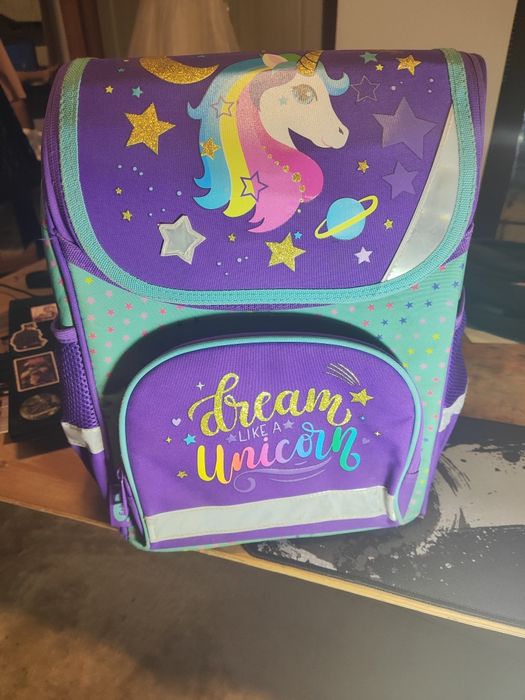 Продам рюкзак для девочки в школу .