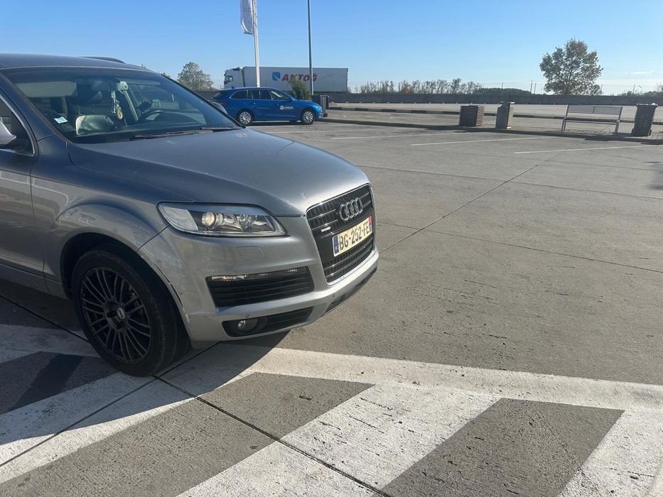 Masina Audi Q7 gri