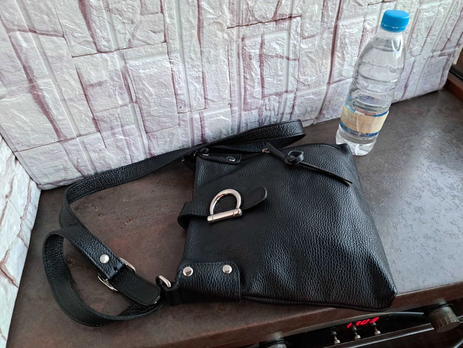 мъжка чанта,черна кожена чантичка-естествена кожа,,малка