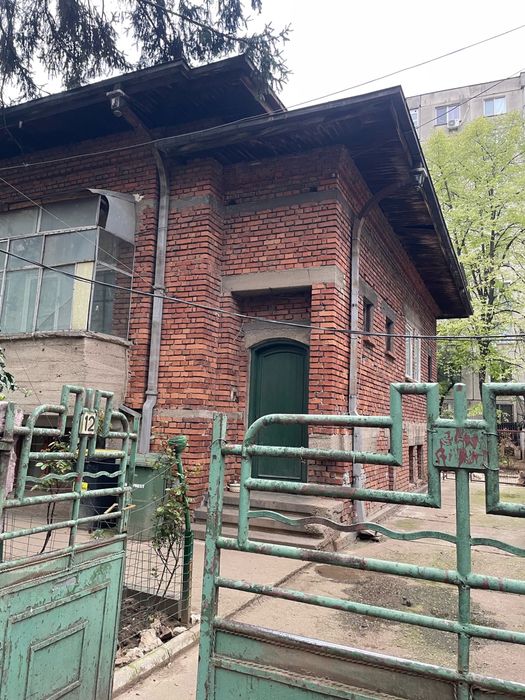 Vand Casa la curte zona Rahova