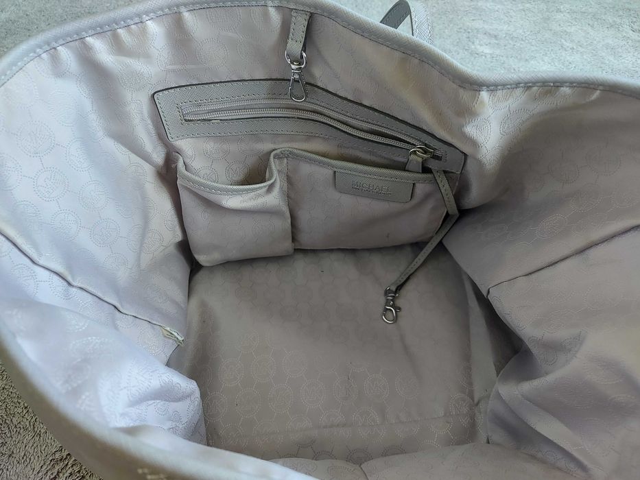 Дамска чанта Michael Kors Jet Set Saffiano Bag със сребристи капси.