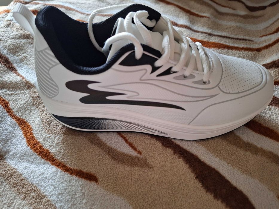 Дамски обувки, 38 номер, но са умалени и може да отговарят на 37