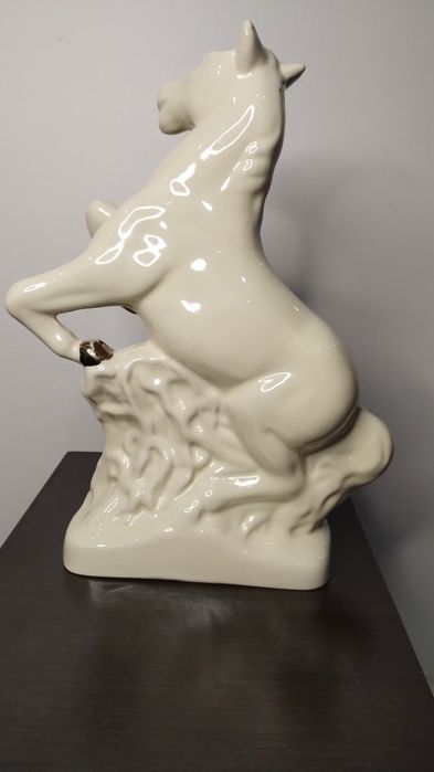 Изключително красива статуетка на кон от порцелан.
