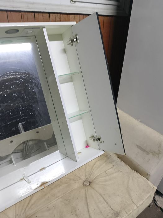 Раковина с тумбой и шкафчиком.