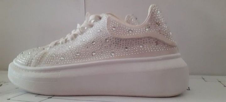 Женский аяқ-киімдер.Бағасы 7000тг.