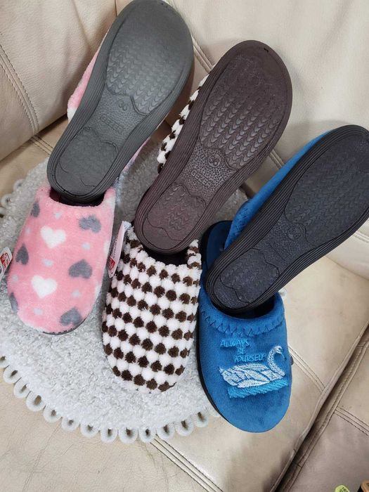 Нови три чифта чехли 36 номер за 20лв.