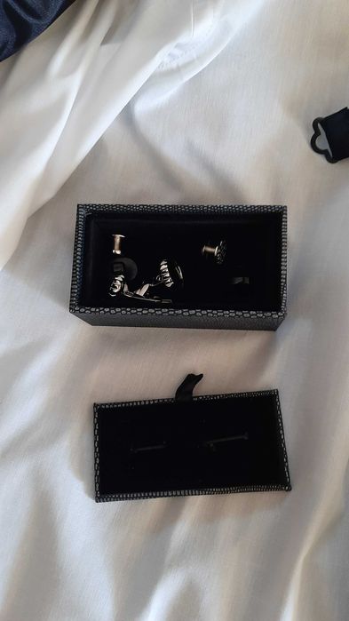 Costum XL complet ( camasa, centura, butoni, papion, pantofi Marelbo)