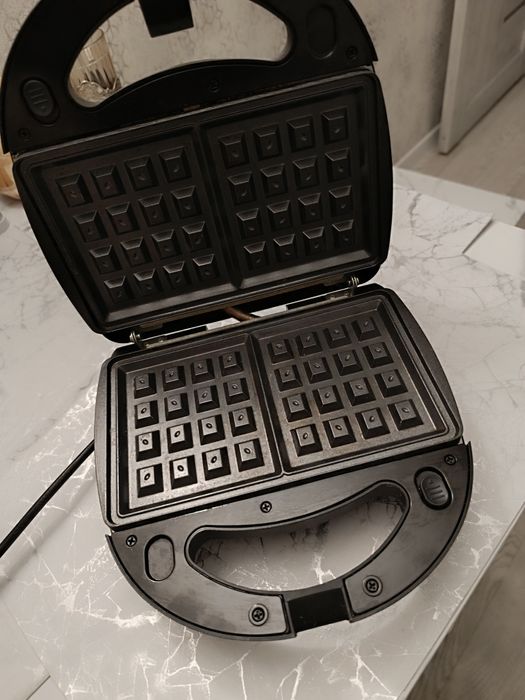 Вафельница dexp в хорошем состоянии