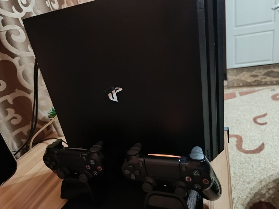 Vind Ps4 Pro in stare excellenta