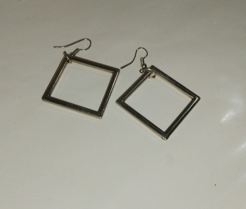 Продам серьги в форме ромба