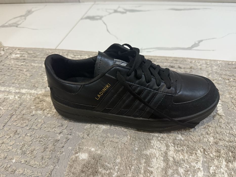 продам мужские кросовки новые