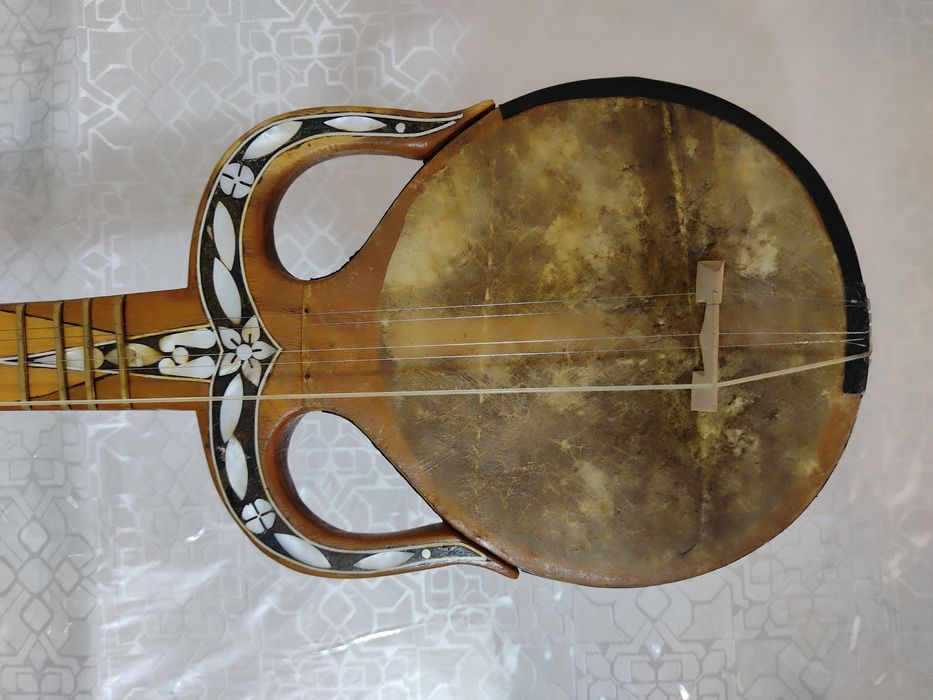 Qashqar rubob sotiladi.