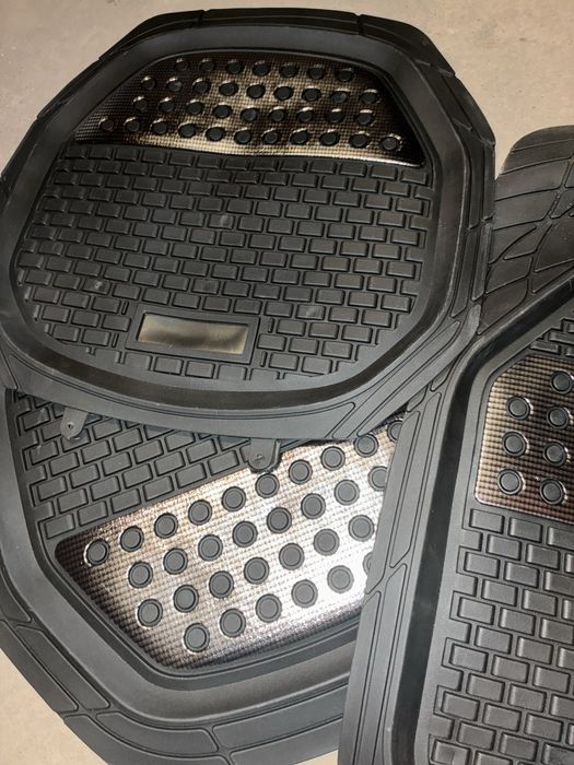 Универсальные резиновые коврики в салон