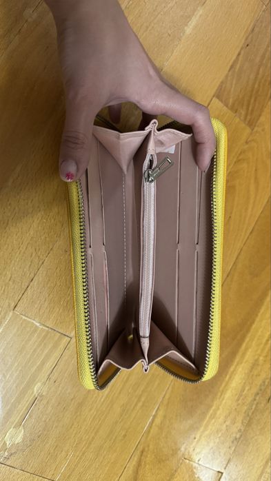 Кошелек желтого цвета, имеются карманы, вместительная, марка Susen