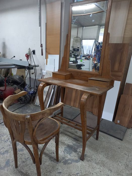 Старинна тоалетка от орех