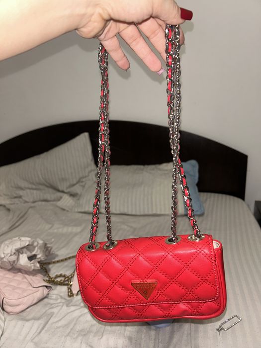 Genată de umăr si mână. Frumoasă și elegantă