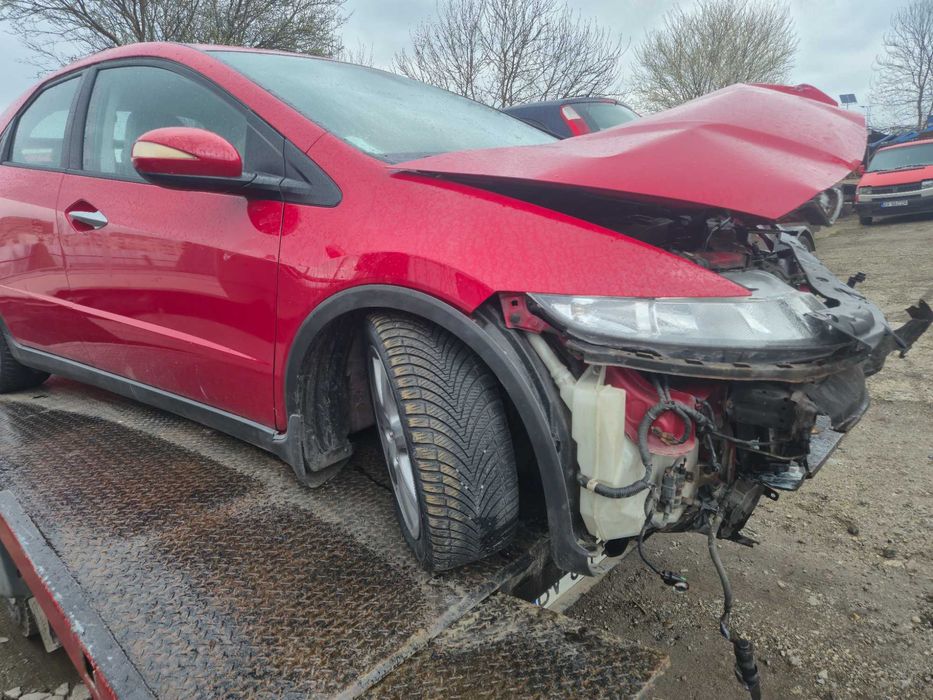 Vand honda civic 1.8 i-vtec an 2006 hatchback ,masina a avut un accident ,a intrat intr un stalp