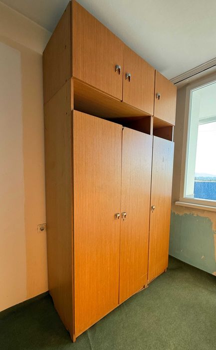 Мебели: гардероб, шкафове, кухненска маса, диван