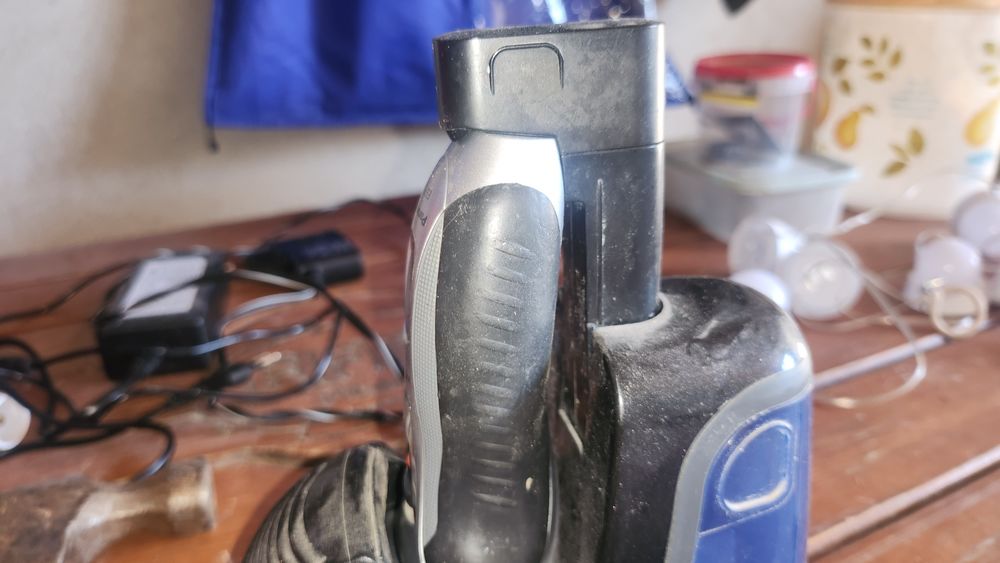 Продам на запчасти электробритву