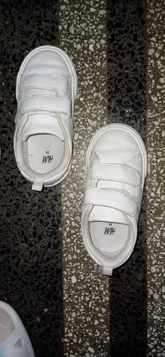 Детски бели кецове 24 номер и апрески 25