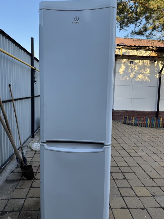 Холодильник indesit