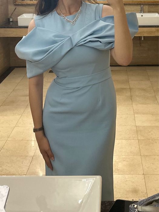 платье новая.