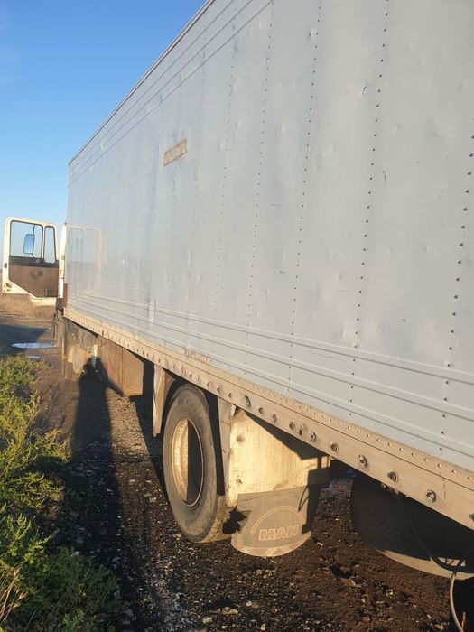 Продавам камион с падащ борд