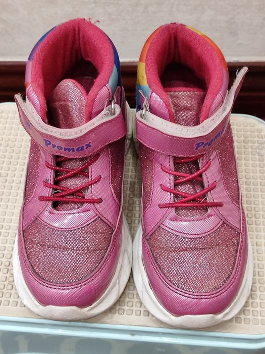 Продам ботинки демисезонные на девочку 29 размер.