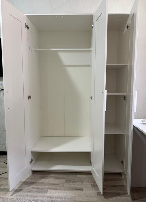Трехдверный шкаф IKEA с зеркалом