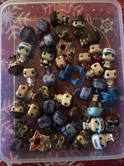 Продаю повторки из киндера очень странные дела