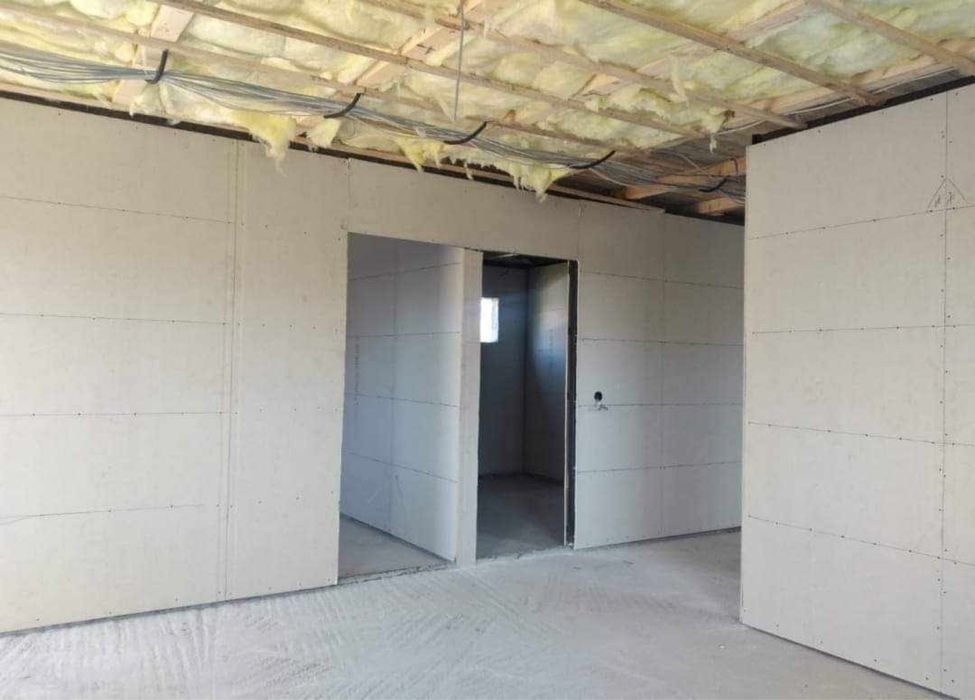 Vand case din panouri sandwich pe structura metalică