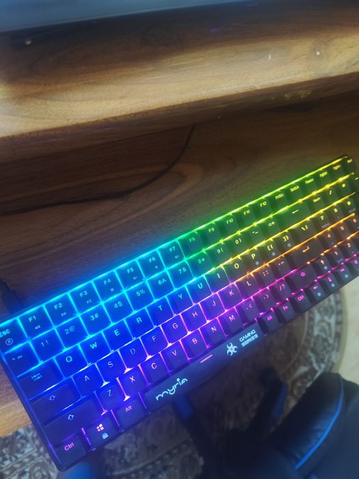 Tastatura mirya gaming , iluminare rgb,cumpărată în aceeași zi ca și mouse