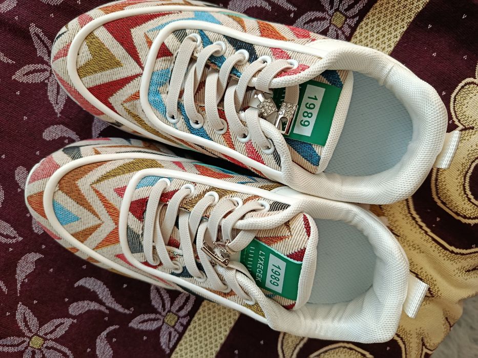 Срочно продам кроссовки в этностиле