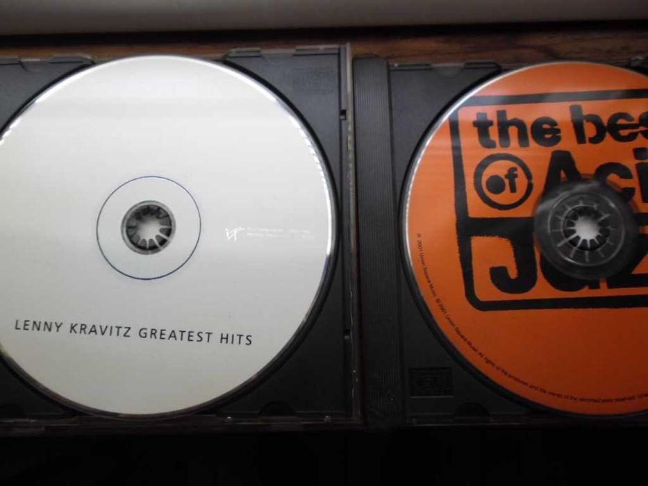 Продавам малко CD та+ едно VHS