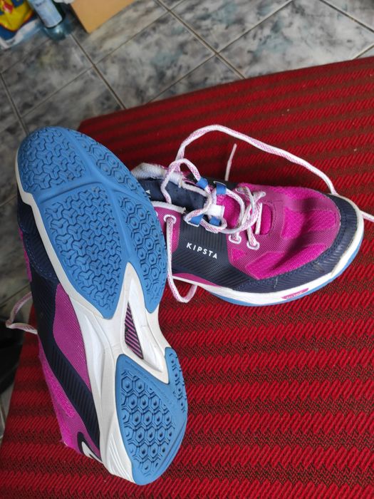 Adidași foarte comozi, ușori, rezistenți, cu talpă din spumă foarte fl