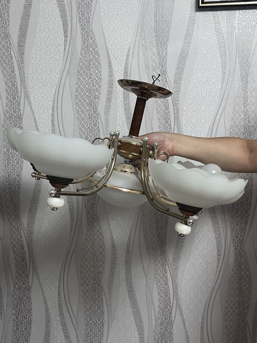 продаются люстры