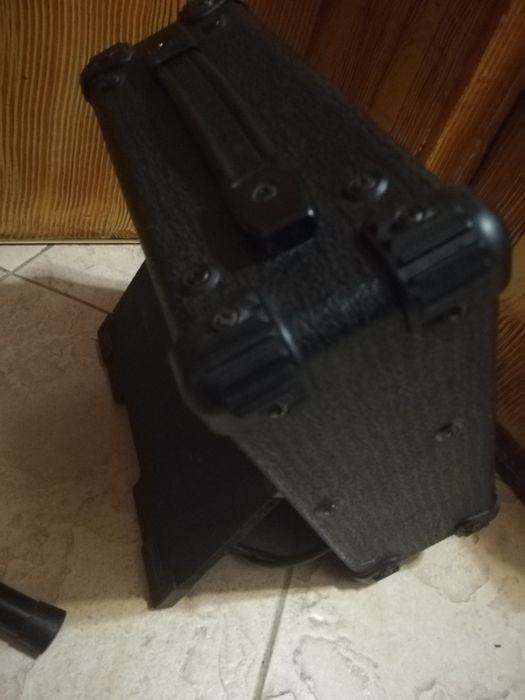 Електрическа китара Rocktile с кубе и свързващ аудио кабел