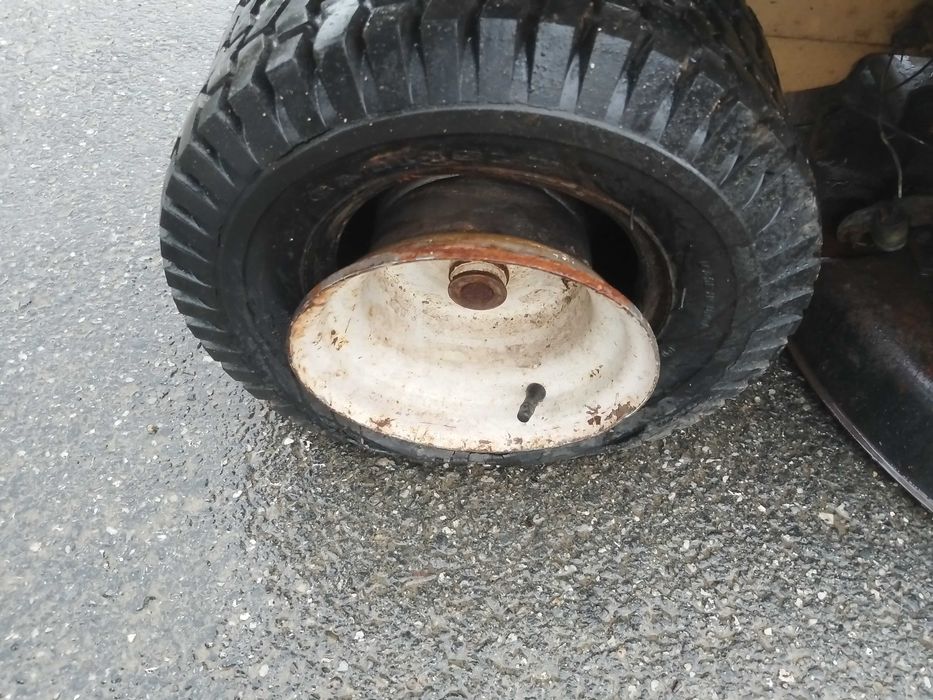 Vând tractoras de tuns iarba