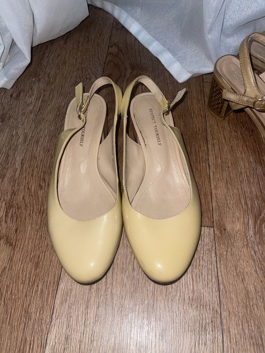 Отдам даром босоножки