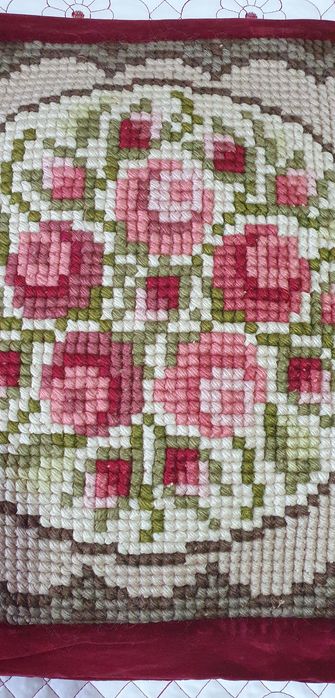 Vând fete de pernă decorative lucrate manual.