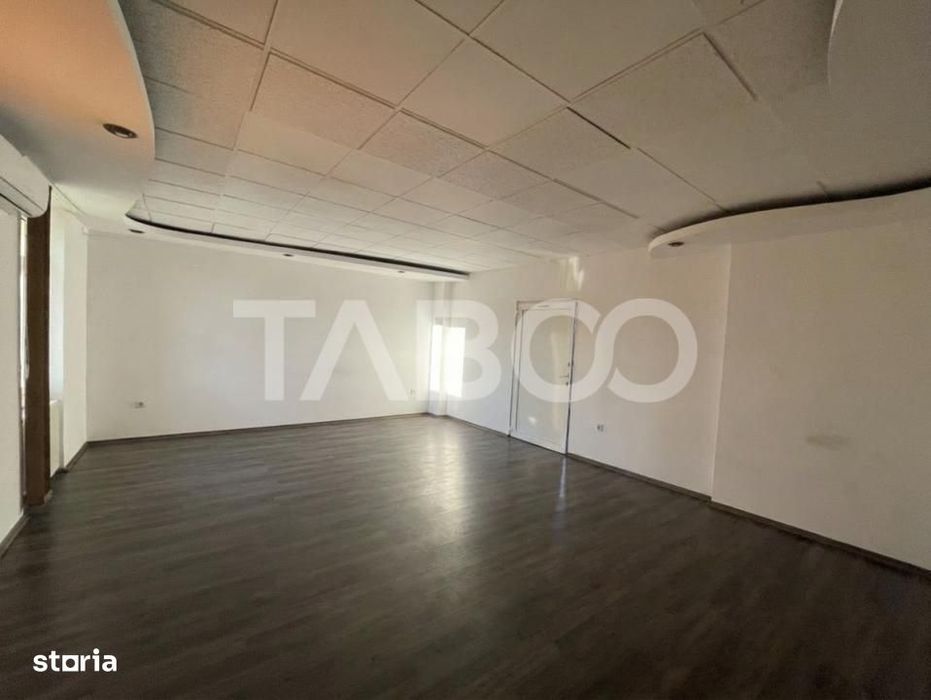 Spatiu comercial la strada 3 camere 150 mpu curte parcari Terezian